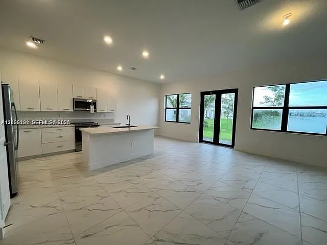 4 bed, 3.0 bath, $6,000 — Photo 3