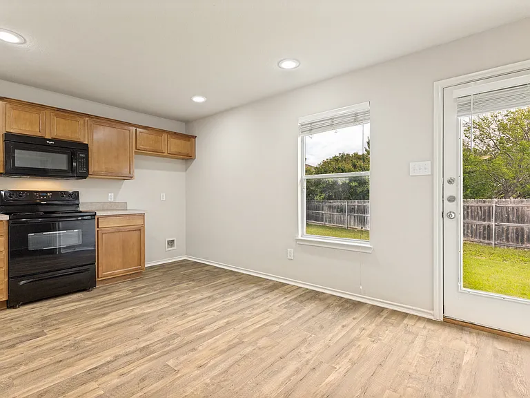 556 Winbridge Ln — Photo 7