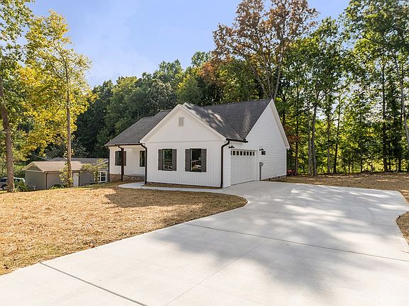 2nd image of 2562 Oakwood Ln