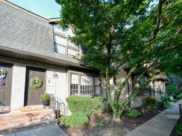 83 Falls Bridge Dr, Totowa Boro, NJ 07512