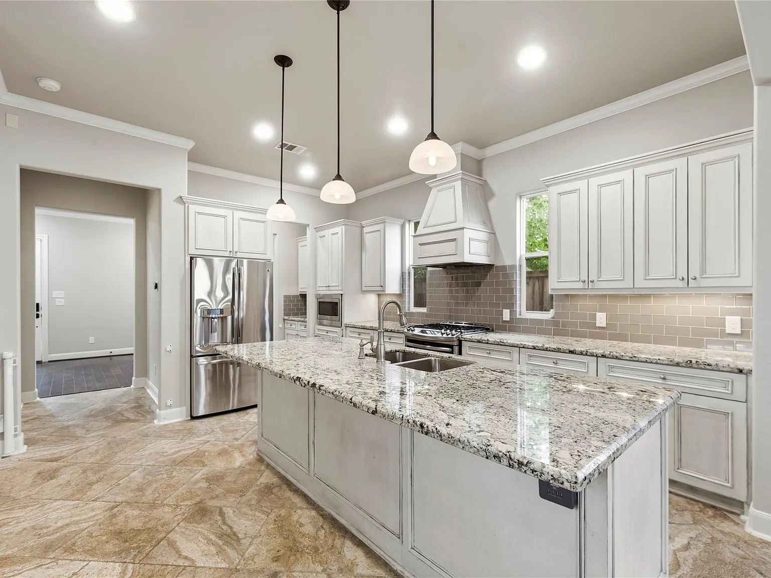 3 bed, 3.5 bath, 2512 sqft, $4,000 — Photo 4