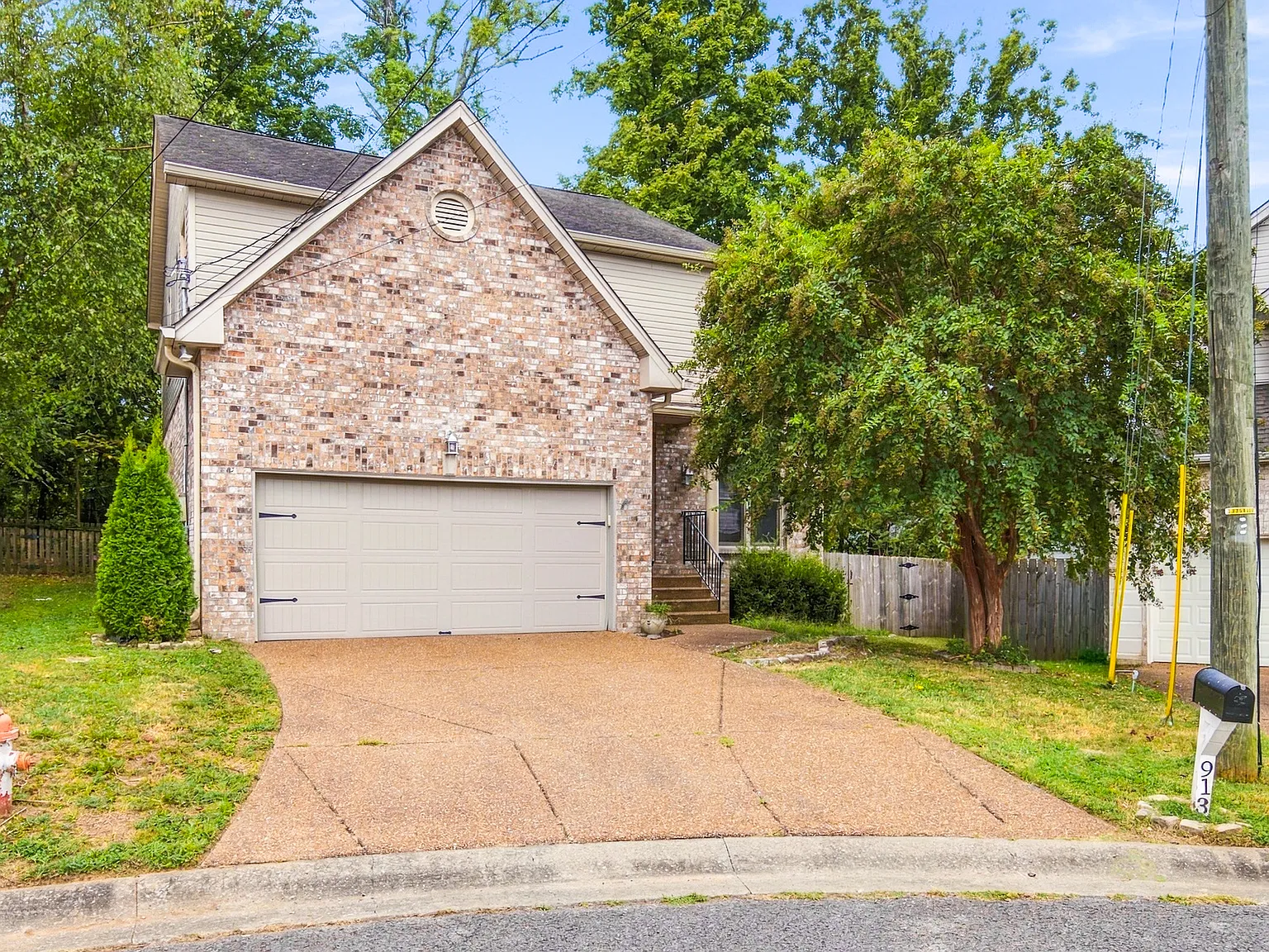 3 bed, 2.5 bath, 2026 sqft, $3,200 — Photo 2