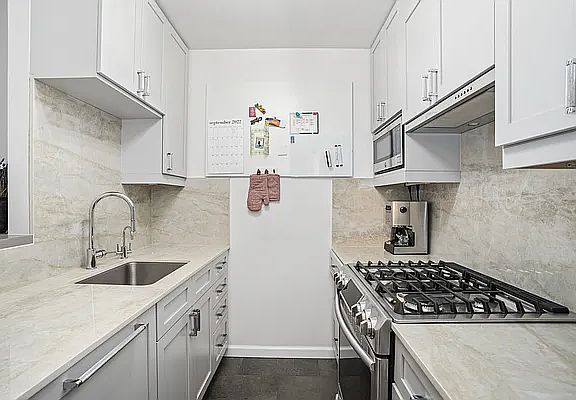 4th image of 210 E 15th St APT 7G