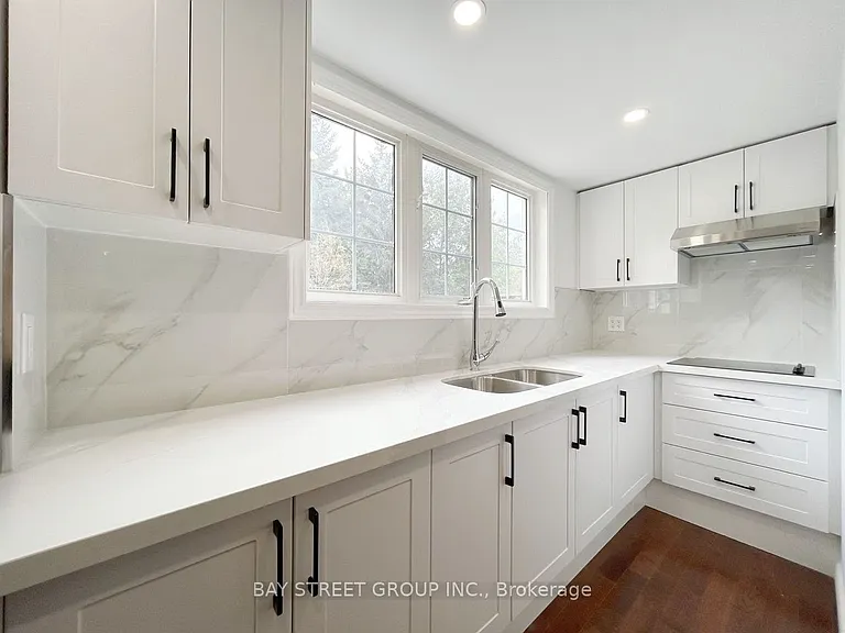 17 Bradbury Cres — Photo 4