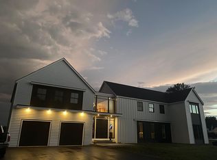 2 Palmer Rd, Falmouth, ME 04105