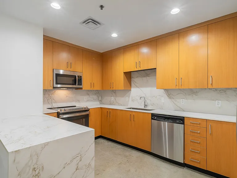 Main 3 Downtown — Photo 13
