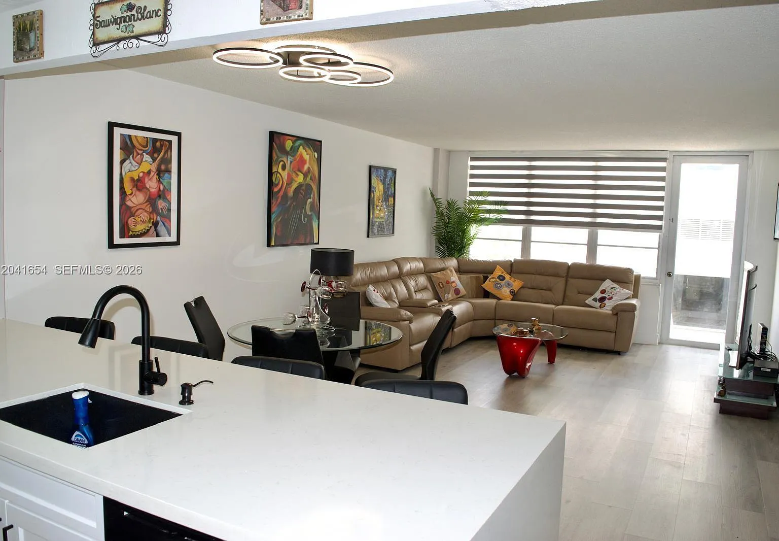 Sea Air Towers Condo — Photo 2