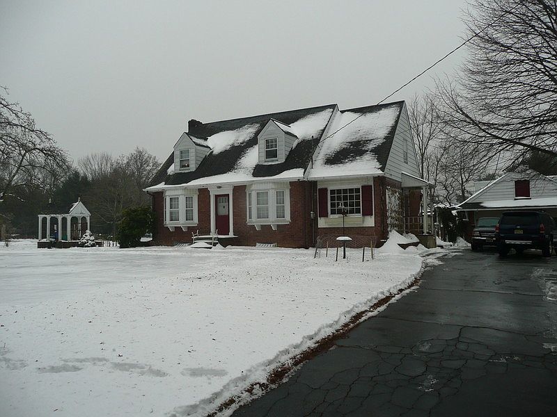 2nd image of 901 Laurie Ln