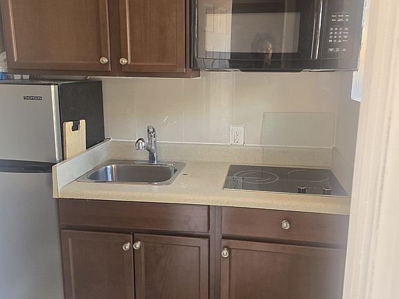 3rd image of 8645 Windsor Dr #1