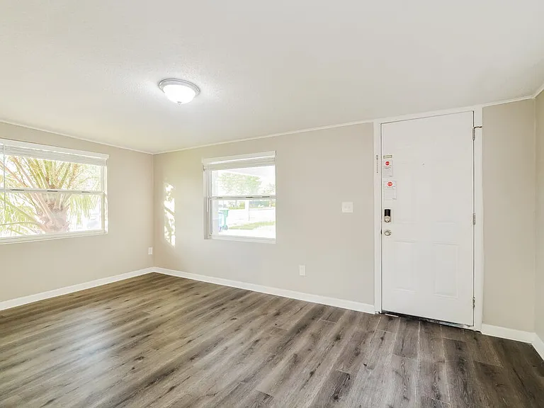 1198 Maxey Dr — Photo 4