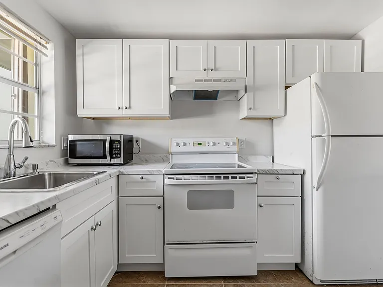 1638 Embassy Dr #208 — Photo 3