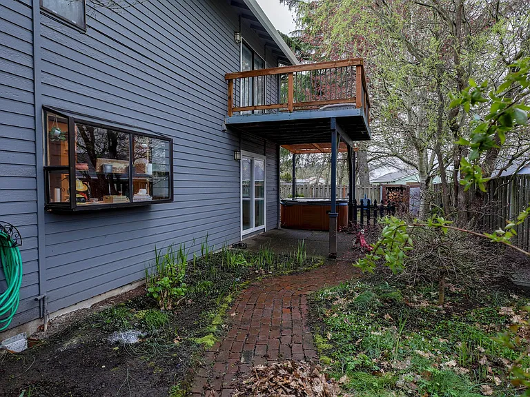 1555 SW Gilson Ct — Photo 40