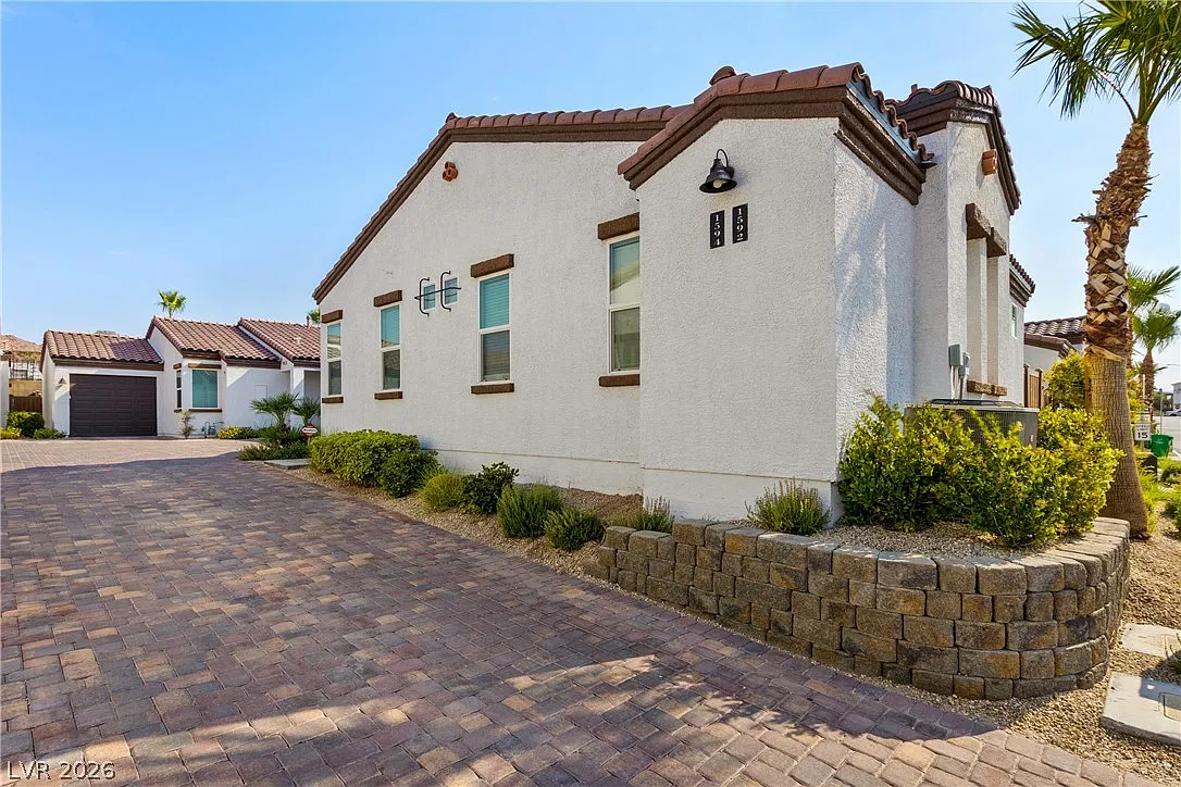 3 bed, 2.0 bath, 1326 sqft, $2,173 — Photo 4