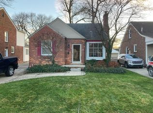 1569 Roslyn Rd, Grosse Pointe Woods, MI 48236