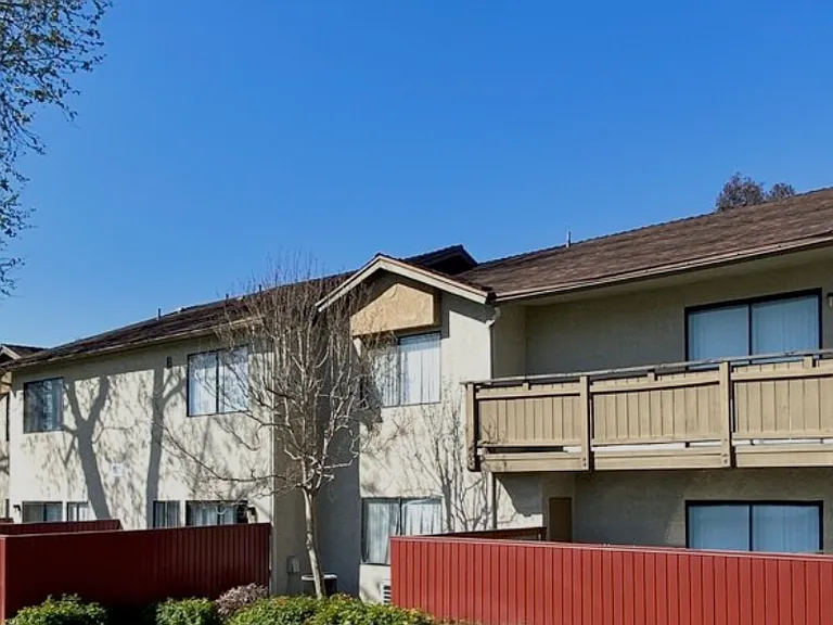 Country Club Apartments — Photo 5