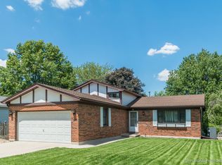 75 Meadows Dr, Sugar Grove, IL 60554