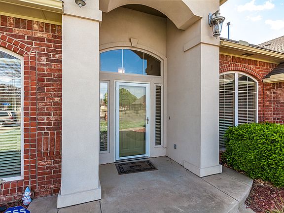 2nd image of 2028 Oak Dr