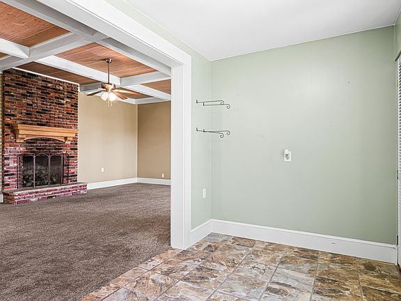3rd image of 861 Slade Rd