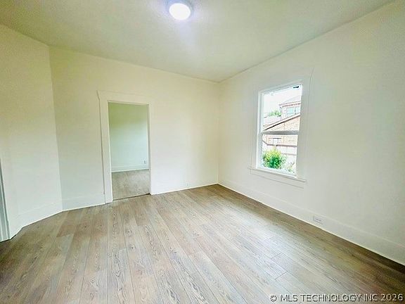 5th image of 558 11th Ave NW