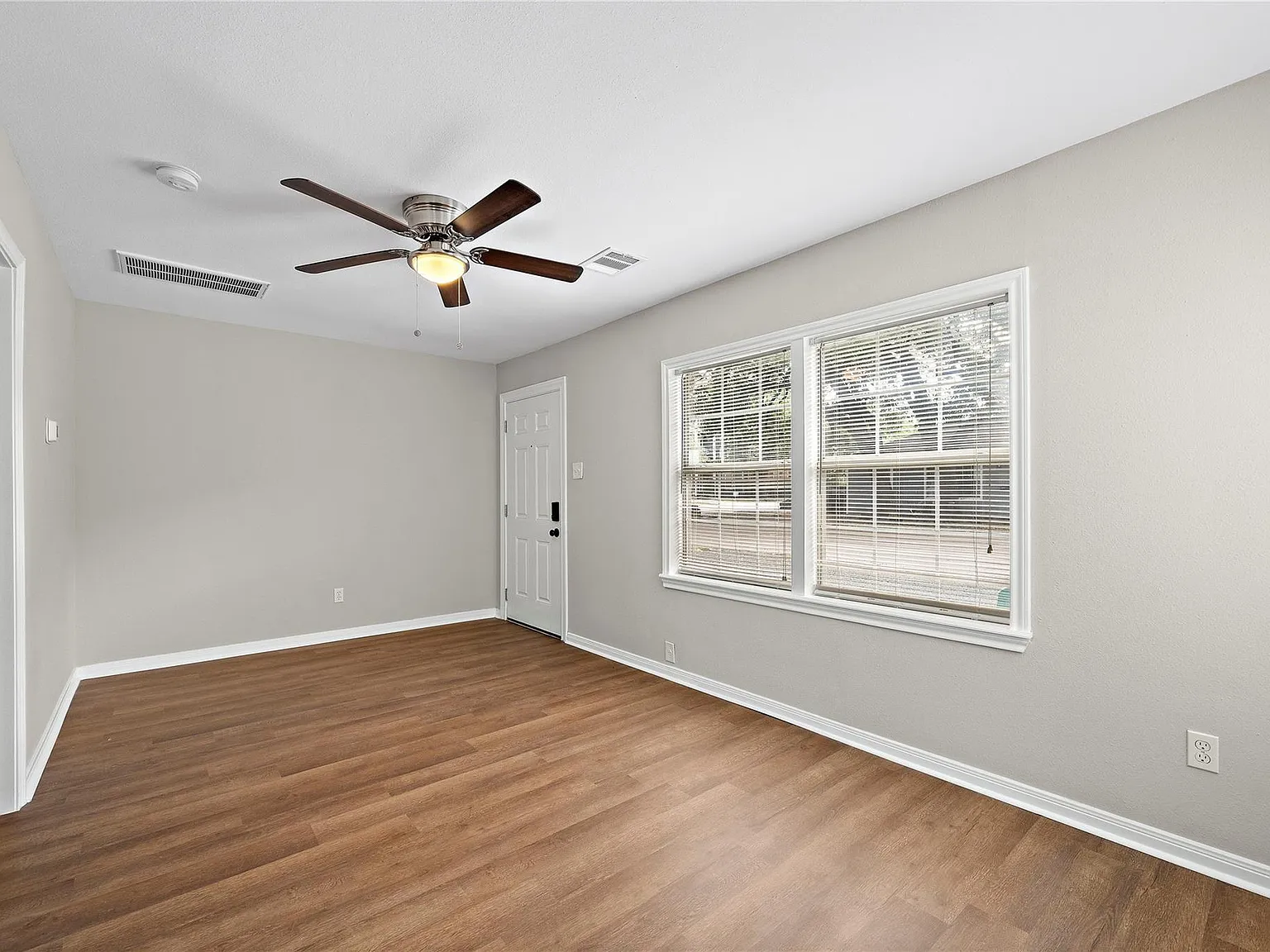 1 bed, 1.0 bath, 676 sqft, $1,495 — Photo 2