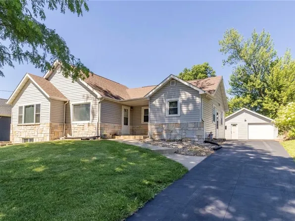 1230 Belmont Pkwy NW, Cedar Rapids, IA 52405