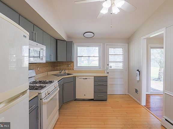 4th image of 814 Woodglen Pl