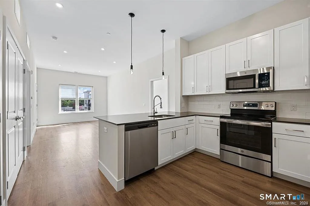 1 bed, 1.0 bath, 761 sqft, $2,184 — Photo 1