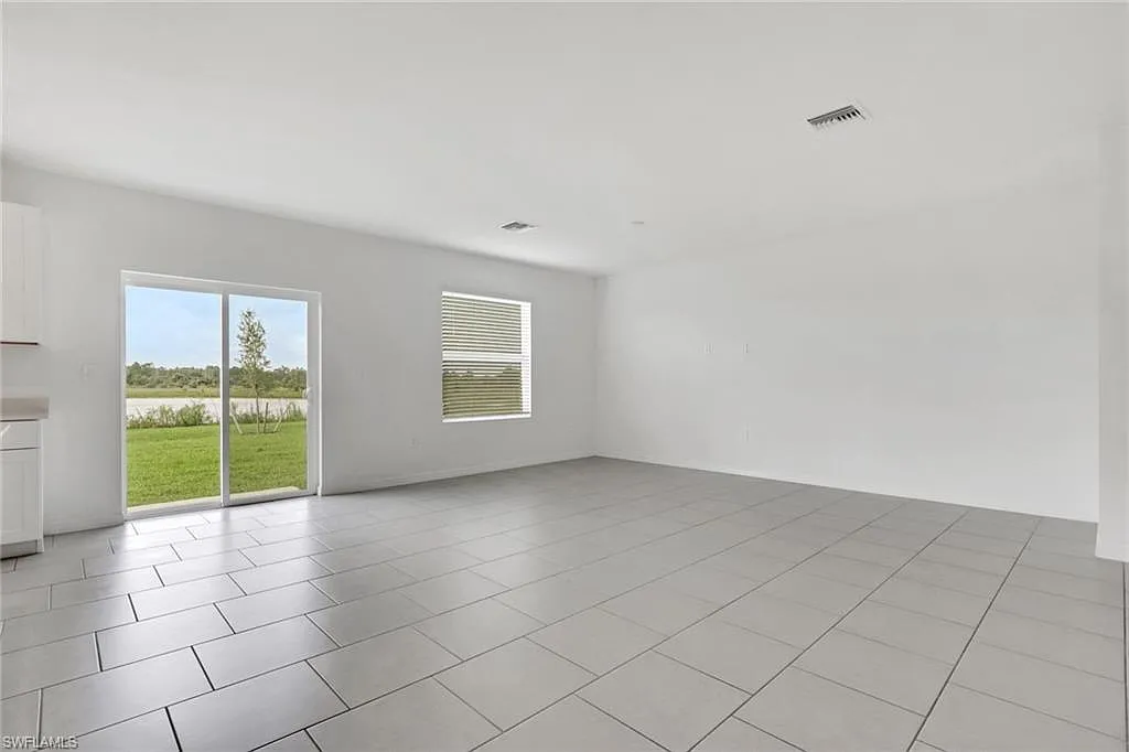 5 bed, 3.0 bath, 2400 sqft, $2,700 — Photo 3