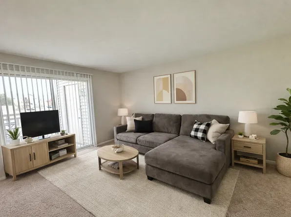 4102 Chesapeake Dr #C2b, Aurora, IL 60504