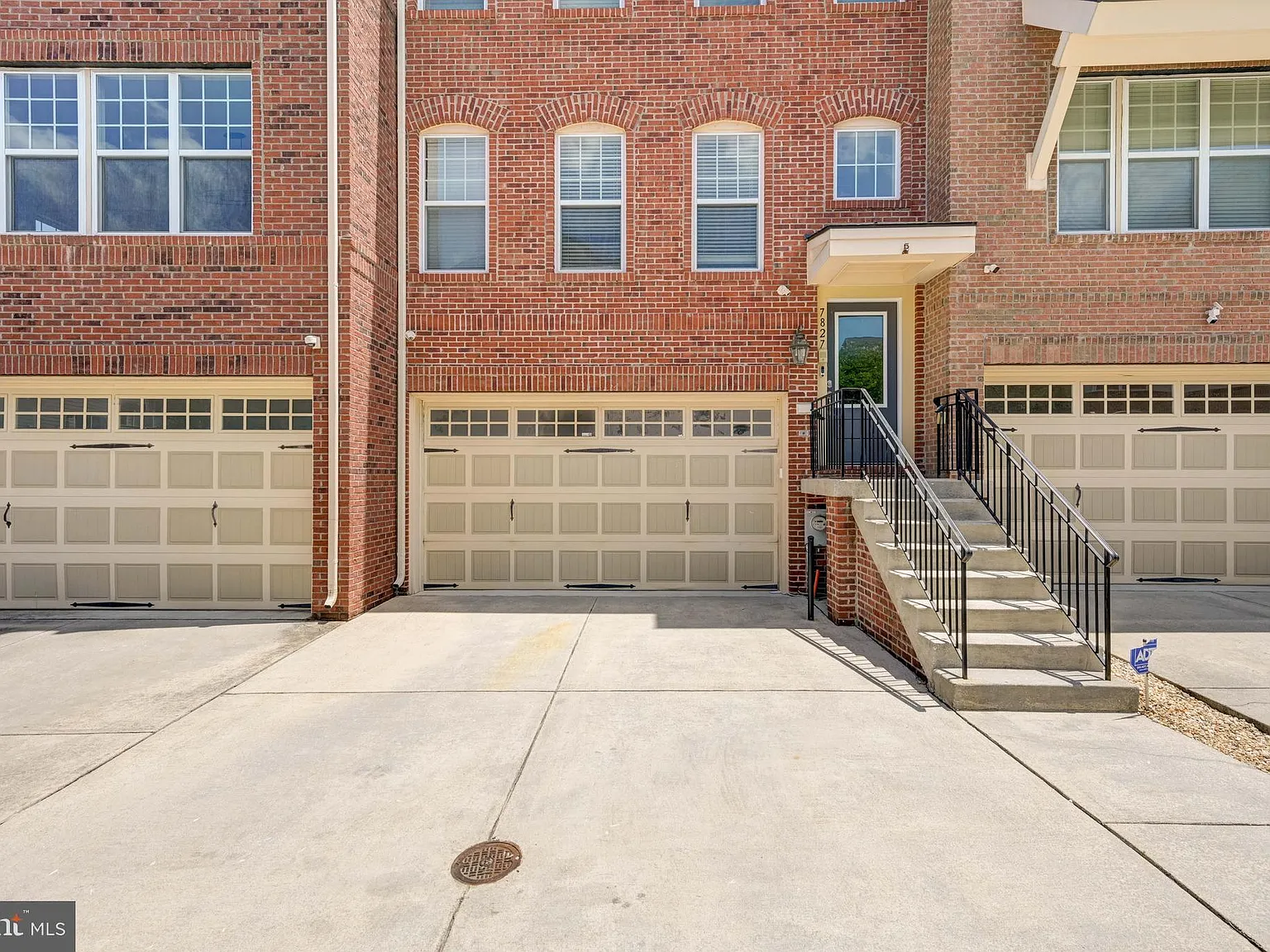 3 bed, 3.5 bath, 2564 sqft, $3,700 — Photo 2