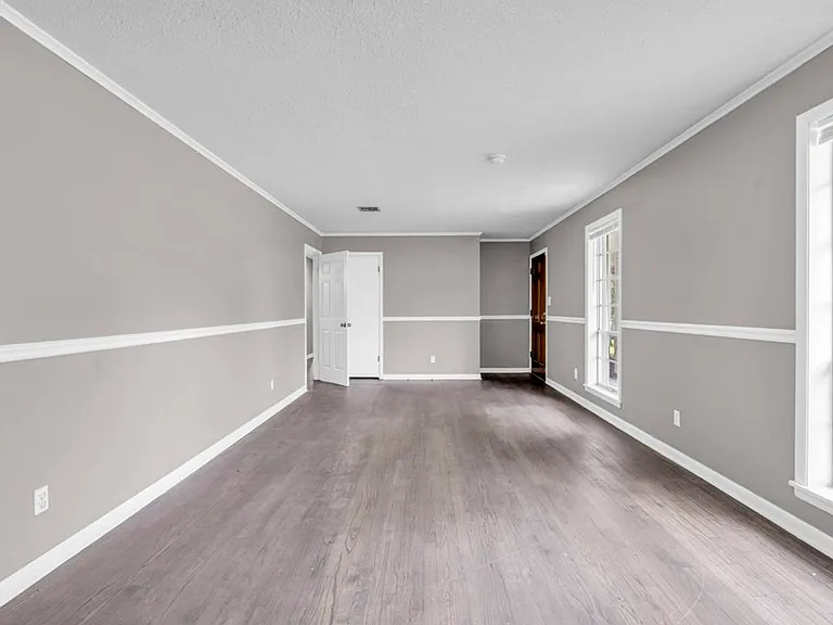 1007 Eisenhower Dr — Photo 6