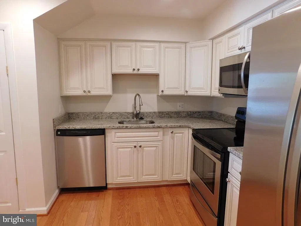 3 bed, 2.5 bath, 1645 sqft, $2,450 — Photo 2