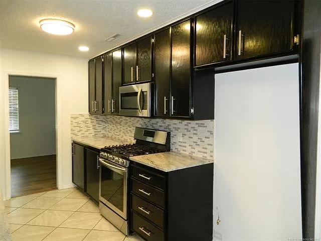 3 bed, 2.5 bath, 1935 sqft, $1,900 — Photo 3