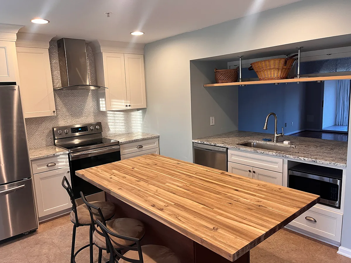 Building Photo - 29 Queen Mary Ct #29D