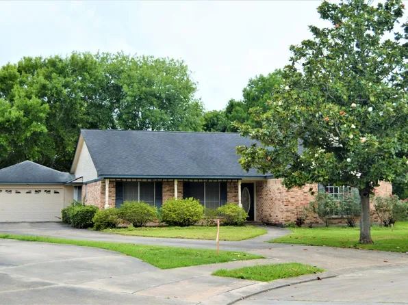 55 Mistletoe Ct, Lake Jackson, TX 77566