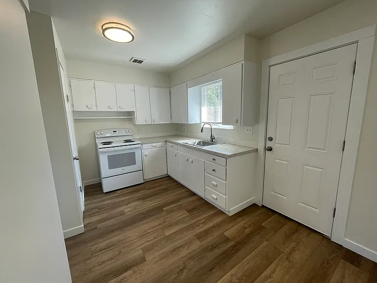 10834 NE Glisan St #10 — Photo 5