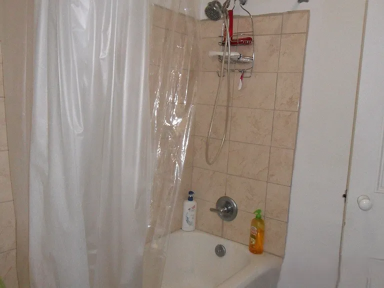 Large Bathroom - wall tile