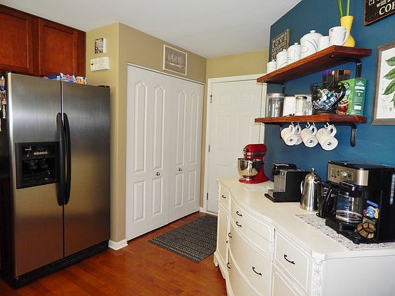 Room for a kitchen table or my clients had a buffet set up!! If you like the buffet, you can ask for it??