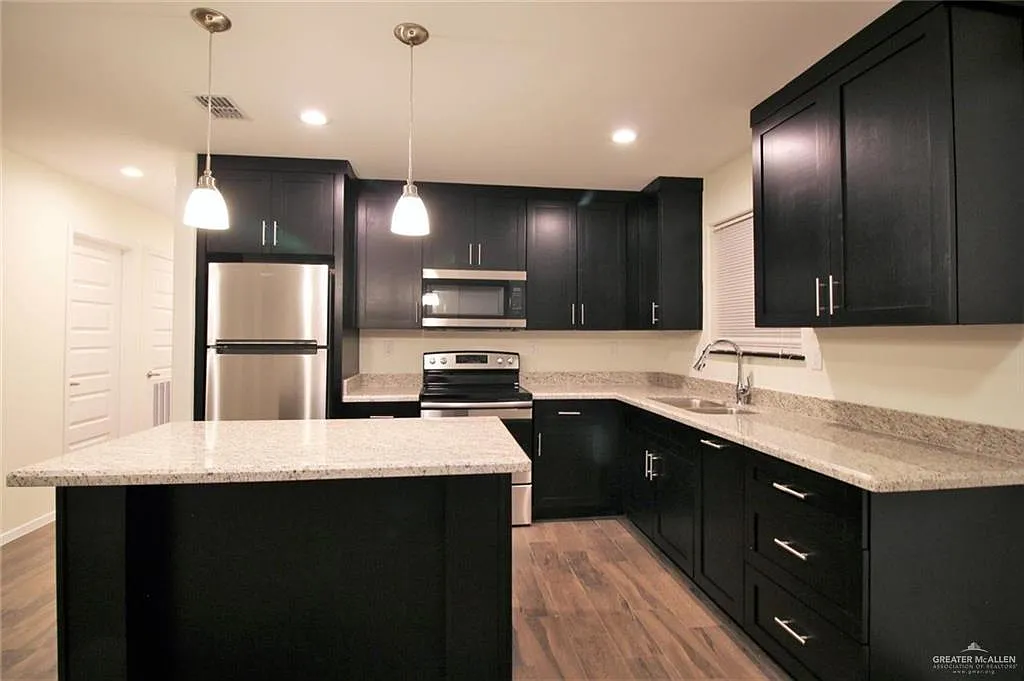 2 bed, 2.0 bath, 940 sqft, $995 — Photo 2