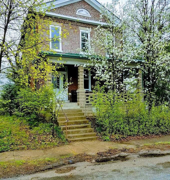 Outside 826 North 8th St with big common front porch.