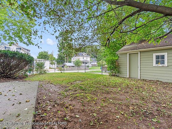 3rd image of 2301 Strathmore Rd