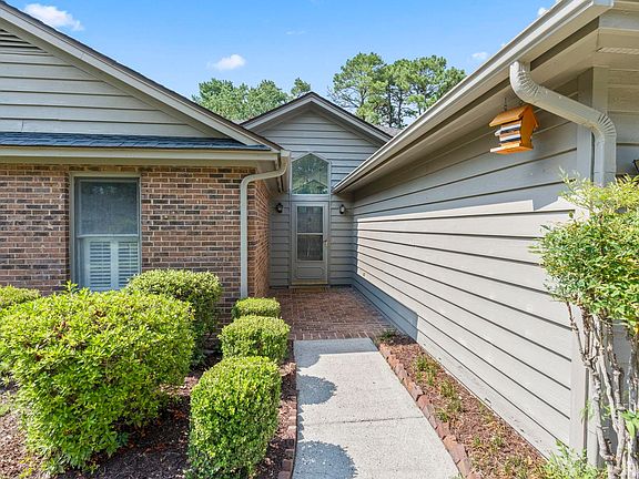 4th image of 220 Cedar Ridge Ln.
