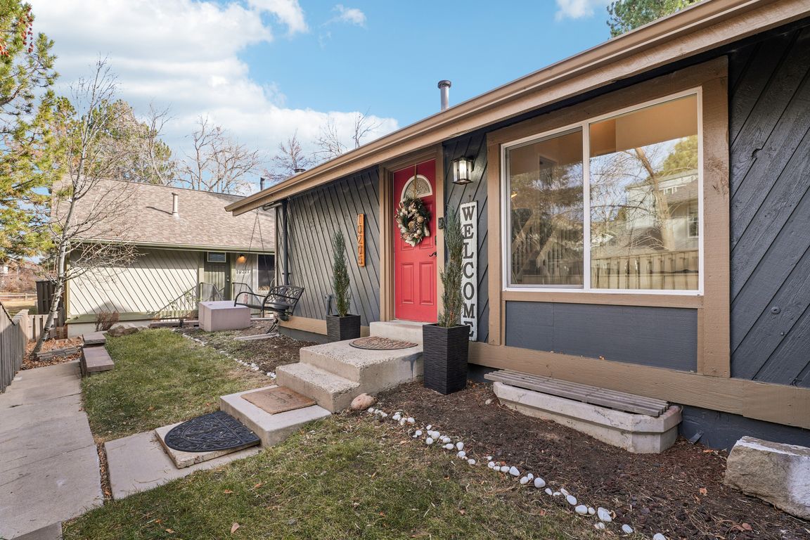 E Peakview Ave-S1102-001.jpg