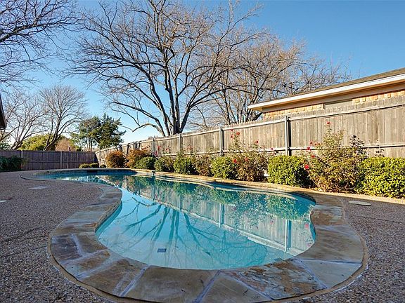 4th image of 301 Sherry Ln
