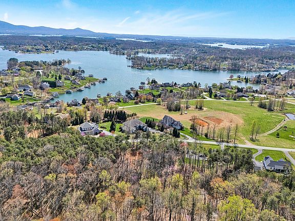 4th image of 90 Middlecreek Ct
