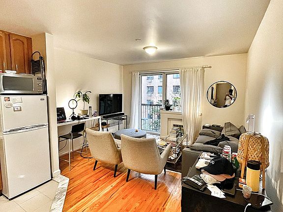 2nd image of 422 E 10th St APT 3R