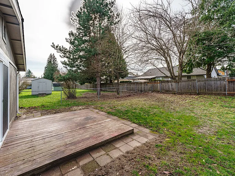 300 SE 100th Ave — Photo 16