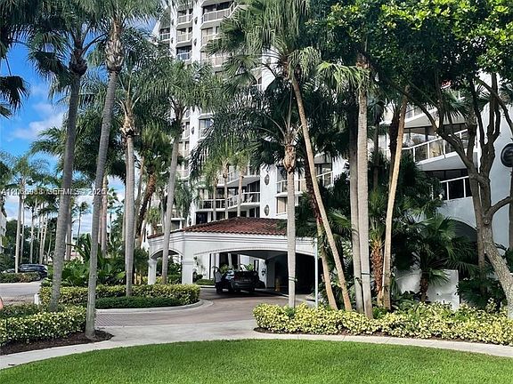 4th image of 3610 Yacht Club Dr APT 514
