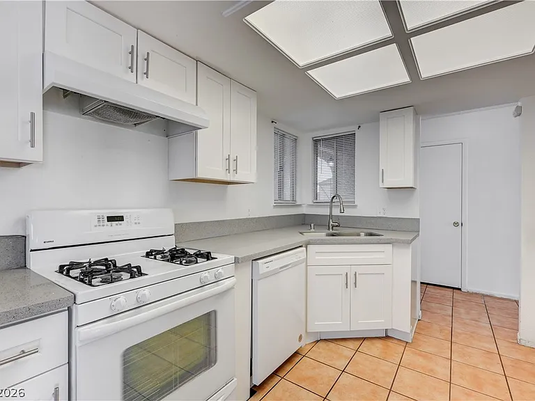 707 Honeybee Ct — Photo 16