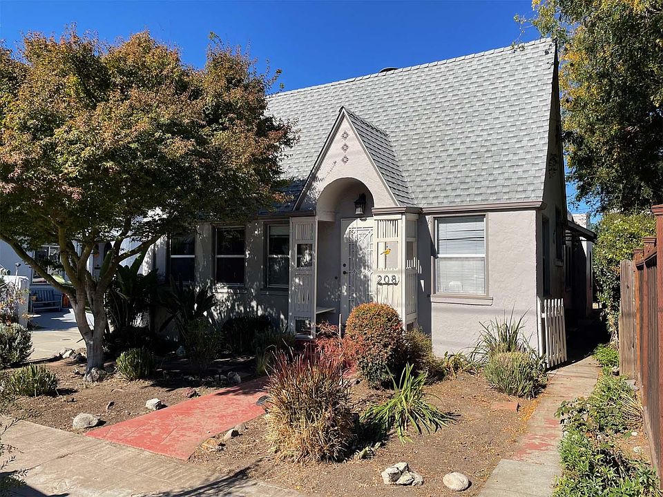 Adorable 3/1 in quiet neighborhood.